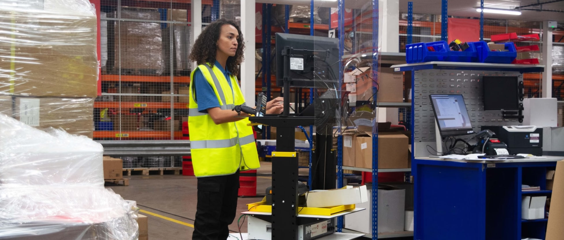 From Bottlenecks to Breakthroughs: How Mobile Powered Workstations Reduce Downtime in Fulfillment Operations